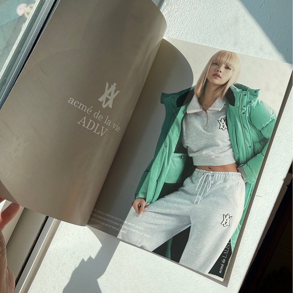 BLACKPINK LISA MAGAZINE BOOK - Picture 3 of 12